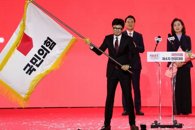 ▲ 7ㆍ23 열린 국민의힘 전당대회에서 당대표로 선출된 한동훈 대표가 당기를 흔들고 있다. (사진=연합뉴스)