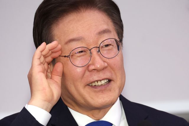 ▲ 7월 17일 민주당 이재명 후보가 국회에서 열린 외교통일위원회 전체회의에 참석해 환한 미소를 짓고 있다. (사진=연합뉴스)