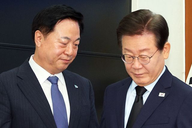 ▲ 7월 15일 민주당 김두관 후보와 이재명 후보가 국회에서 전당대회 후보자 공명선거 실천 서약식에 나섰다. (사진=연합뉴스)