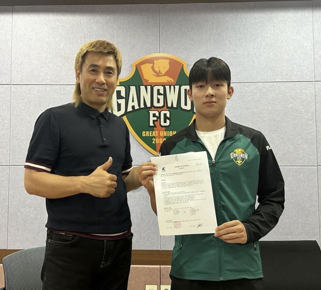 ▲강원FC 김병지 대표와 양민혁 (사진=강원FC SNS)