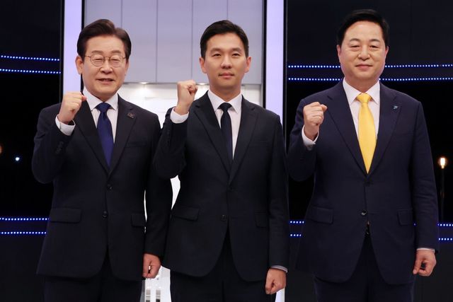 ▲ 더불어민주당 당대표 후보 2차 토론회에 이재명(왼쪽부터), 김지수, 김두관 후보가 기념 촬영을 하고 있다.&nbsp; (사진=연합뉴스)