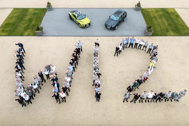 ▲벤틀리 W12 마지막 생산분 출고 기념 행사 장면(사진=벤틀리)