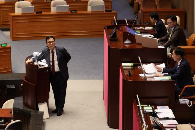 ▲ 25일, 밤 10시까지 국민의힘 최형두 의원이 국회 본회의에서 필리버스터를 하고 있다. (사진=연합뉴스)