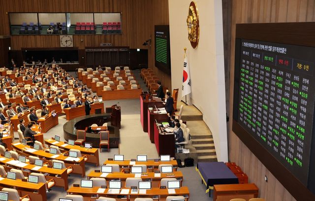 ▲&nbsp;26일 오후 국회 본회의에서 방송통신위원회의 설치 및 운영에 관한 법률 일부개정법률안에 찬성 투표를 하고 있다. (사진=연합뉴스)