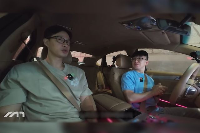 ▲G80 비추천 옵션에 대해 대화하는 모습(사진=유튜브'모트라인')