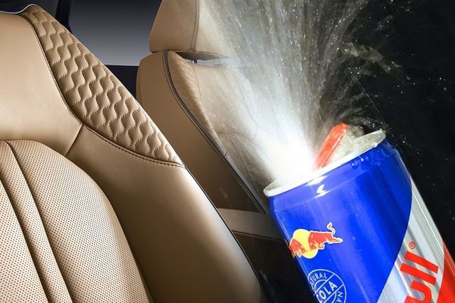 ▲시트에 음료를 흘리는 모습(사진=ViewH)