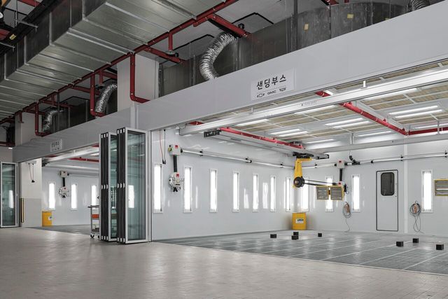 ▲GM 직영 서울서비스센터 판금 및 도색 공간(사진=GM 한국사업장)