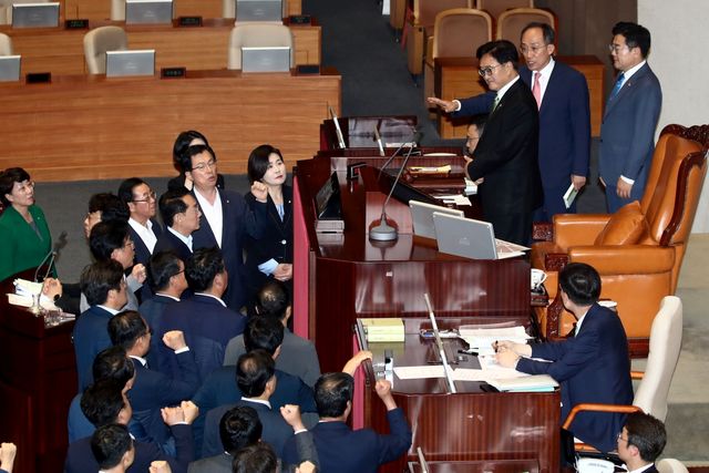 ▲우원식 국회의장에게 항의하는 국민의힘 의원들 (사진=뉴스1)