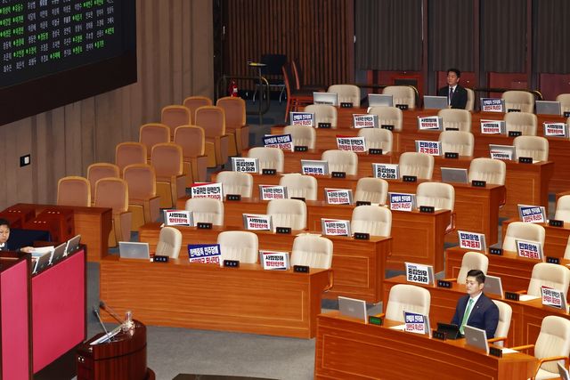 ▲국민의힘 의원들 퇴장에도 남아있는 안철수, 김재섭 의원 (사진=뉴스1)