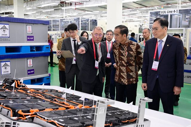 ▲현대차 인도네시아 배터리셀 공장을 둘러보는 정의선 회장과 조코 위도도 대통령(사진=현대차)