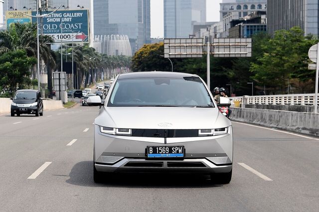 ▲인도네시아 도로를 주행 중인 현대 아이오닉 5(사진=현대차)