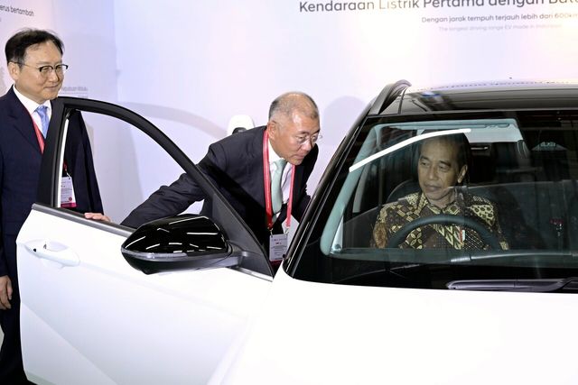 ▲조코 위도도 인도네시아 대통령이 코나 일렉트릭을 둘러보고 있다(사진=현대차)