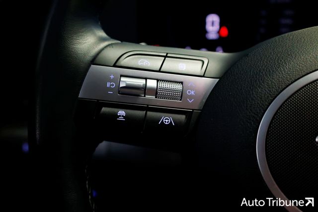 ▲스티어링 휠 왼쪽 스포크에 위치한 ADAS 관련 버튼(사진=김동민 기자)