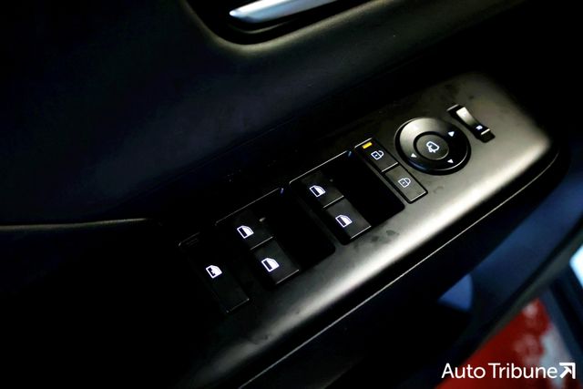 ▲전 좌석 모두 일반 파워 윈도우라 조작 시 계속 누르거나 당겨야 한다(사진=김동민 기자)