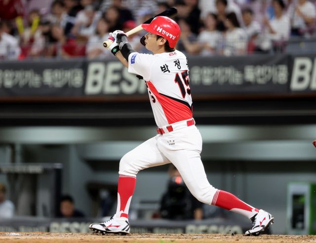 ▲ 7월 30일 광주-기아 챔피언스필드에서 열린 프로야구 경기에서 KIA 외야수 박정우가 안타를 쳐내고 있다. 박정우는 이 다음날 9회 투수로 등판했다. (사진=연합뉴스)