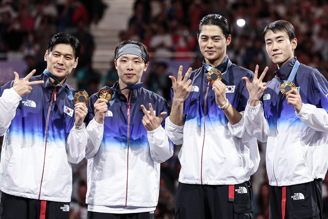 ▲올림픽 3연패를 달성한 남자 펜싱 사브르 대표팀 (사진=뉴스1)