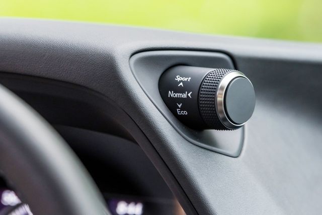 ▲1세대 UX(사진=렉서스)