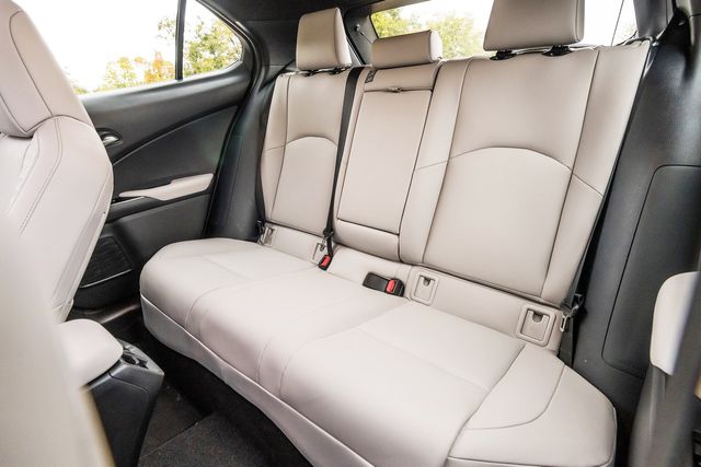 ▲1세대 UX(사진=렉서스)