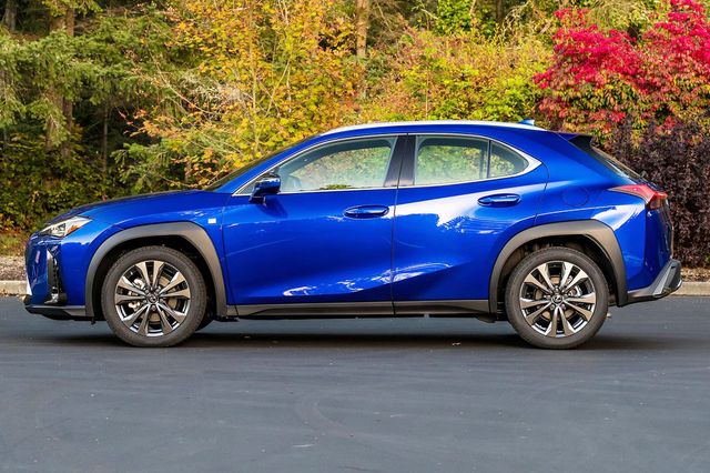 ▲1세대 UX(사진=렉서스)