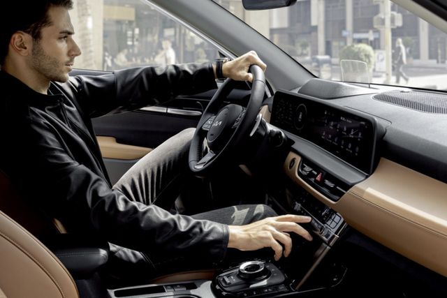 ▲참고사진, 앞을 보며 운전하는 모습(사진=기아)