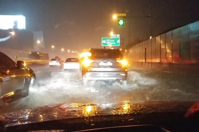 ▲참고사진, 시계가 좋지 않은 상황 속 비상등을 킨 모습(사진=ViewH)