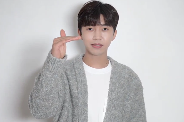 ▲건행 포즈를 하고 있는 임영웅 (사진=물고기뮤직 SNS)