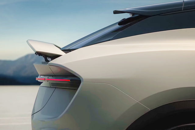 ▲로터스 엘레트라의 전동식 스포일러(사진=유튜브'Lotus Cars Korea')