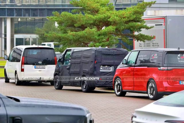 ▲현대 스타리아, 기아 PV5 카고 테스트카, 폭스바겐 ID. 버즈(사진=Carscoops)