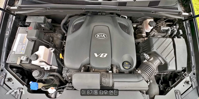 ▲모하비에 탑재한 V8 4.6L 타우 엔진(사진=유튜브 '모트라인')
