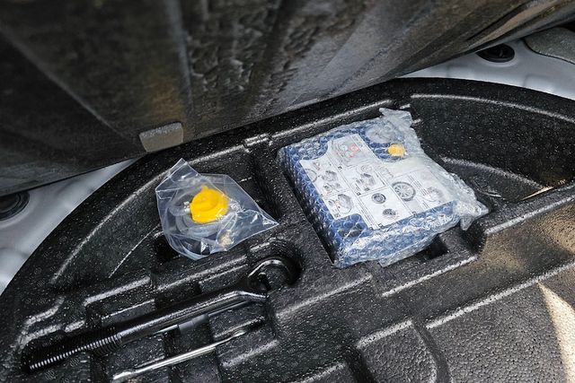 ▲트렁크 하단에 있는 타이어 응급처치 키트(사진=View H)