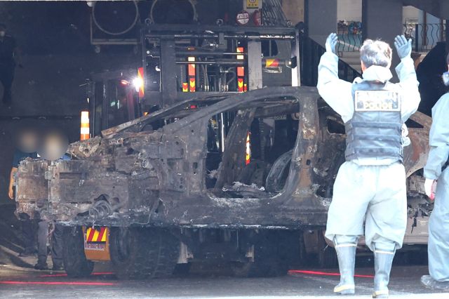 ▲1일 인천 청라국제도시 화재 사고를 일으킨 메르세데스-벤츠 EQE(사진=연합뉴스)