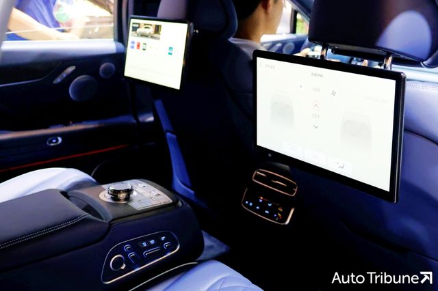 ▲제네시스 G80 전기차 후석 스마트 엔터테인먼트 시스템(사진=김동민 기자)