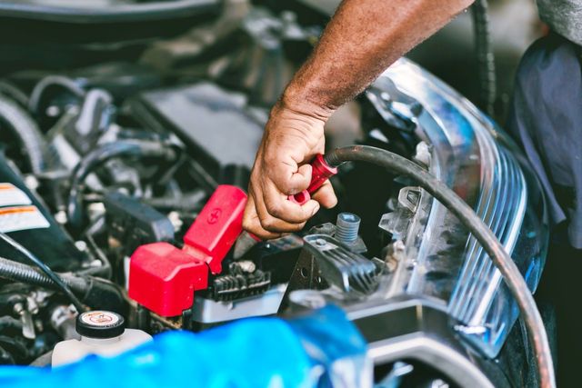 ▲배터리에 점프 케이블을 꽂는 모습(사진=게티이미지뱅크)