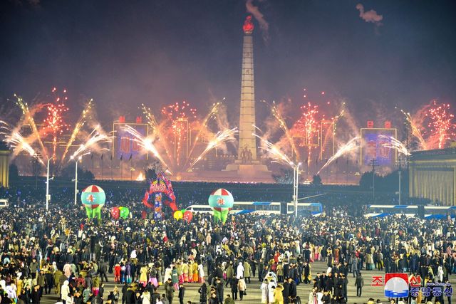 ▲(평양 조선중앙통신=연합뉴스) 북한이 2025년 새해를 맞아 평양 김일성광장에서 축포발사가 진행됐다고 조선중앙통신이 1일 보도했다. 2025.1.1&nbsp;[국내에서만 사용가능. 재배포 금지. For Use Only in the Republic of Korea. No Redistribution]