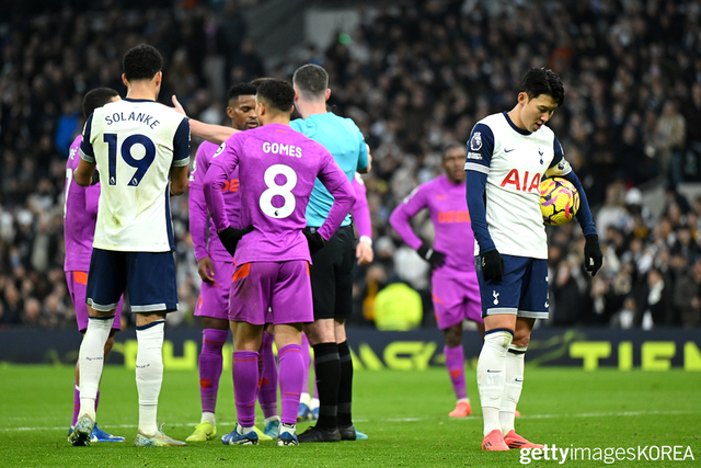 ▲29일 영국 런던의 토트넘 홋스퍼 스타디움에서 열린 토트넘 홋스퍼 FC와 울버햄튼 원더러스 FC의 프리미어리그 경기장에 서있는 손흥민 (사진=gettyimagesKOREA)