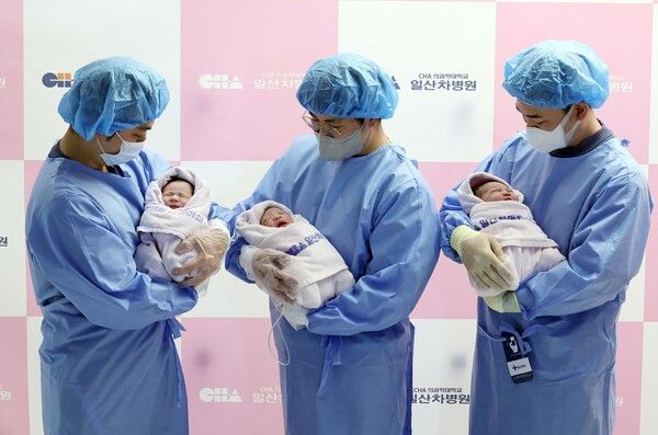 ▲을사년(乙巳年) 새해 첫날인 1일 오전 경기도 고양시 일산차병원에서 태어난 남아&nbsp;3명의 모습 (사진=연합뉴스)
