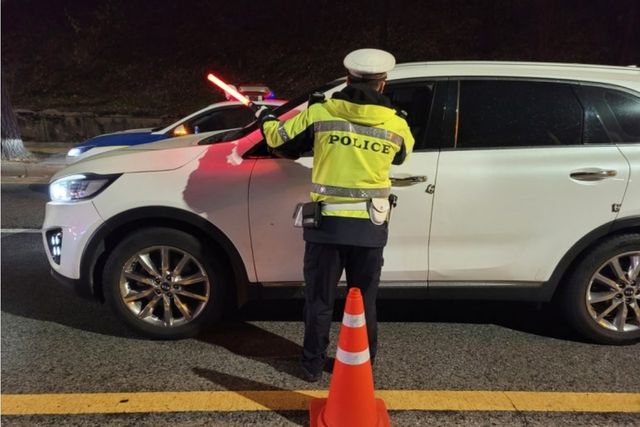 ▲참고사진, 음주측정 중인 경찰 (사진=경찰청)