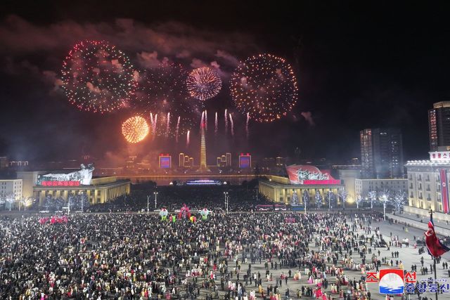 ▲(평양 조선중앙통신=연합뉴스) 북한이 2025년 새해를 맞아 평양 김일성광장에서 축포발사가 진행됐다고 조선중앙통신이 1일 보도했다. 2025.1.1&nbsp;[국내에서만 사용가능. 재배포 금지. For Use Only in the Republic of Korea. No Redistribution]