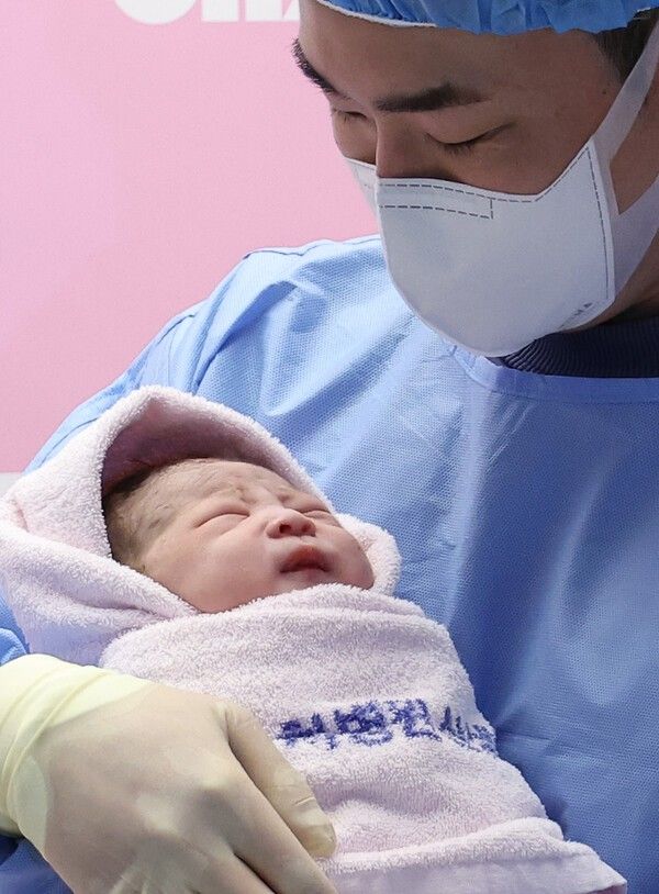 ▲을사년(乙巳年) 새해 첫날인 1일 오전 경기도 고양시 일산차병원에서 태어난 남아 (사진=연합뉴스)