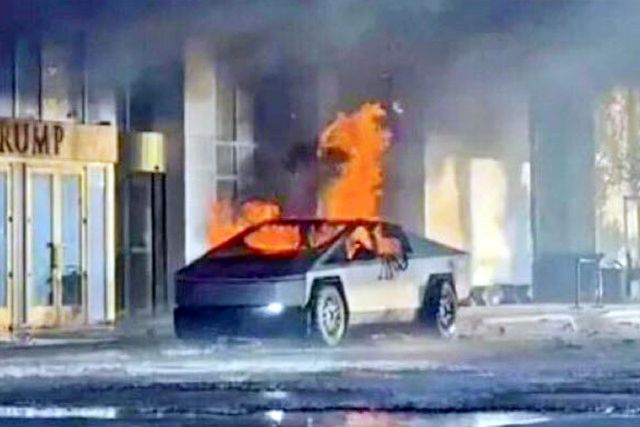 ▲폭발한 테슬라 사이버트럭(사진=X 'Mario Nawfal')