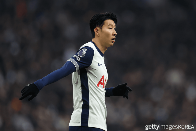 ▲29일 영국 런던의 토트넘 홋스퍼 스타디움에서 열린 토트넘 홋스퍼 FC와 울버햄튼 원더러스 FC의 프리미어리그 경기장에 서있는 손흥민 (사진=gettyimagesKOREA)