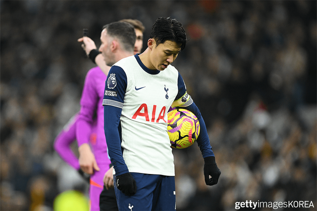 ▲29일 영국 런던의 토트넘 홋스퍼 스타디움에서 열린 토트넘 홋스퍼 FC와 울버햄튼 원더러스 FC의 프리미어리그 경기장에 서있는 손흥민 (사진=gettyimagesKOREA)