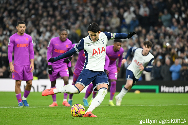 ▲29일 영국 런던의 토트넘 홋스퍼 스타디움에서 열린 토트넘 홋스퍼 FC와 울버햄튼 원더러스 FC의 프리미어리그 경기장에서 공을 차는 손흥민 (사진=gettyimagesKOREA)