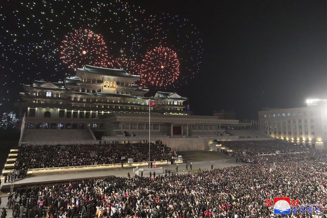 ▲(평양 조선중앙통신=연합뉴스) 북한이 2025년 새해를 맞아 평양 김일성광장에서 축포발사가 진행됐다고 조선중앙통신이 1일 보도했다. 2025.1.1&nbsp;[국내에서만 사용가능. 재배포 금지. For Use Only in the Republic of Korea. No Redistribution]