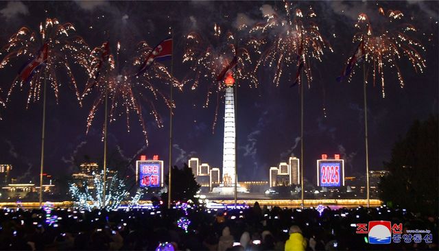 ▲(평양 조선중앙통신=연합뉴스) 북한이 2025년 새해를 맞아 평양 김일성광장에서 축포발사가 진행됐다고 조선중앙통신이 1일 보도했다. 2025.1.1&nbsp;[국내에서만 사용가능. 재배포 금지. For Use Only in the Republic of Korea. No Redistribution]