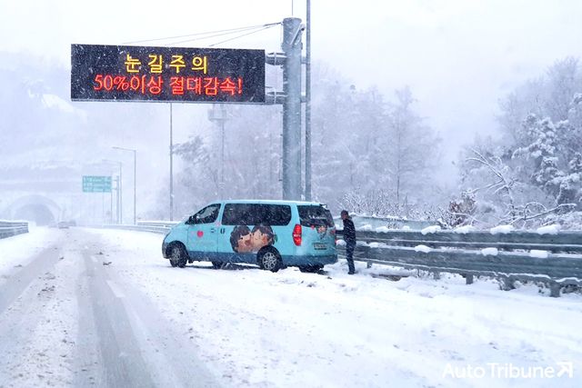 ▲무방비 상태로 눈길을 달리다가 미끄러진 차량(사진=양봉수 기자)