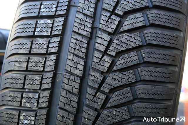 ▲눈길에서 접지력이 조금 더 나은 윈터 타이어(사진=양봉수 기자)
