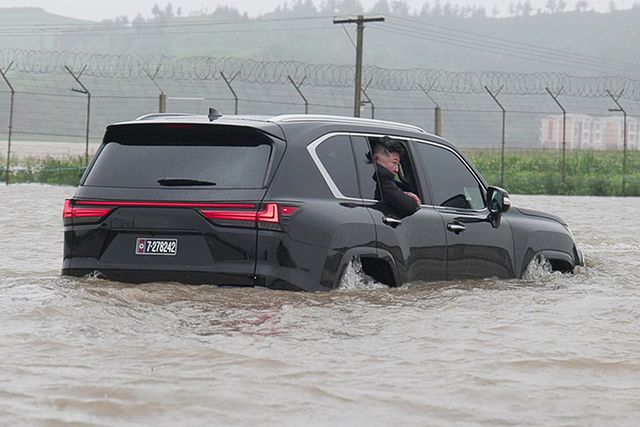 ▲재난 지역을 찾은 김정은 위원장(사진=연합뉴스)