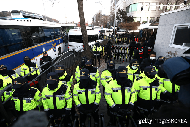 ▲1월 3일 윤석열 대통령의 관저 앞에 선 경찰관들 (사진=gettyimagesKOREA)