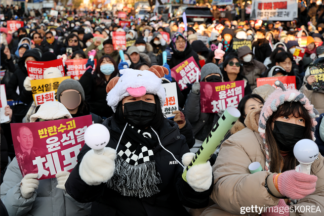 ▲12월 14일 대한민국 서울 국회 앞에서 윤석열 탄핵을 외치는 시위대 (사진=gettyimagesKOREA)